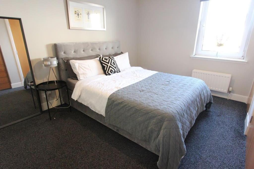 Spacious 2 Bed, 2 Bath apartment -The Shore, Leith