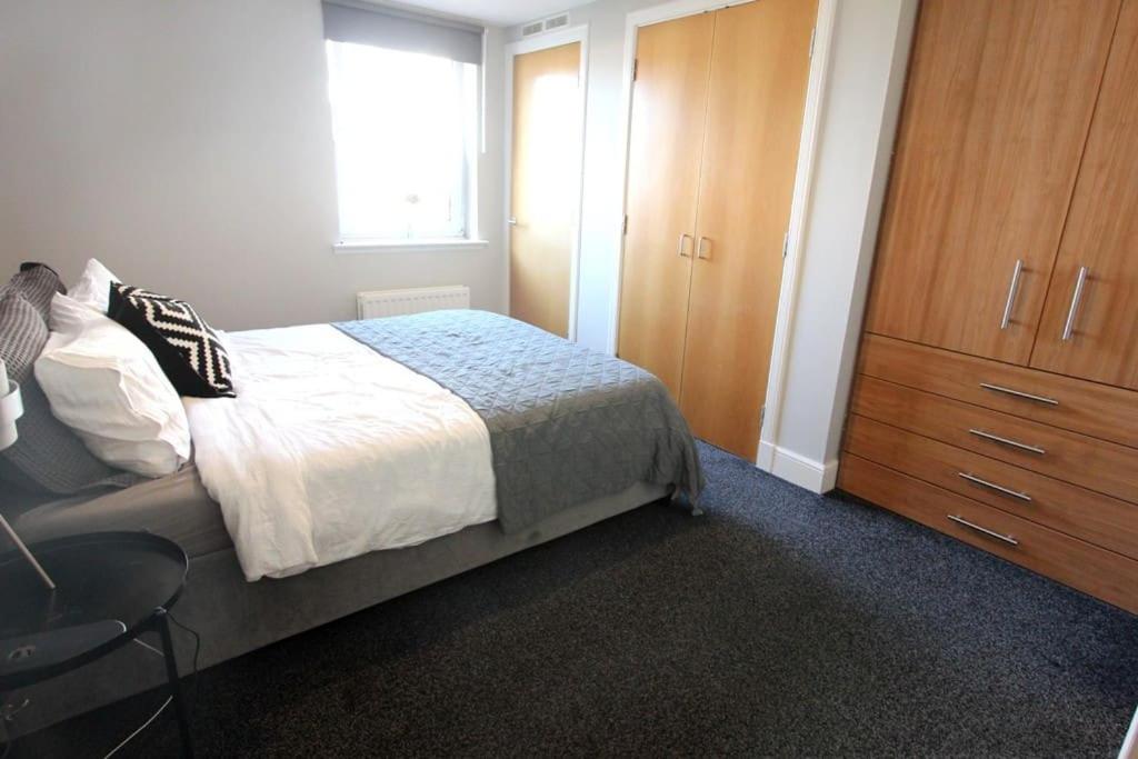 Spacious 2 Bed, 2 Bath apartment -The Shore, Leith