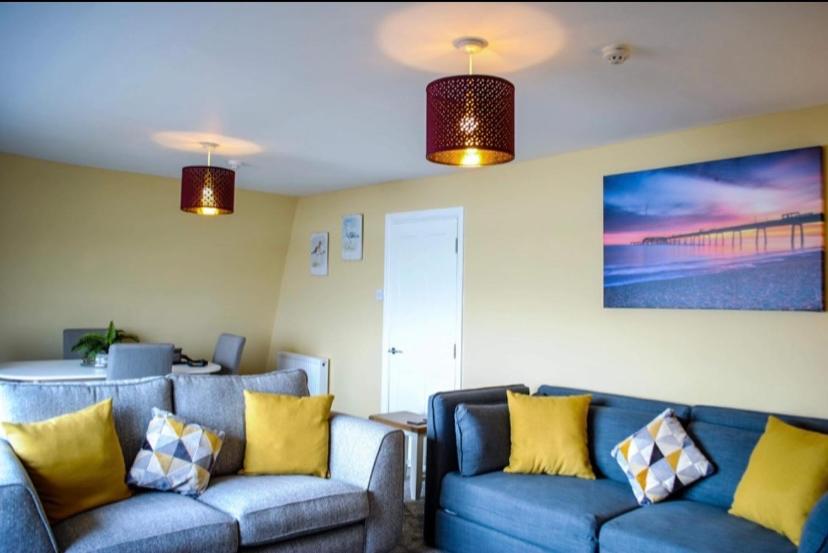 Sky Lounge - Beachfront top floor apartment with stunning veiws