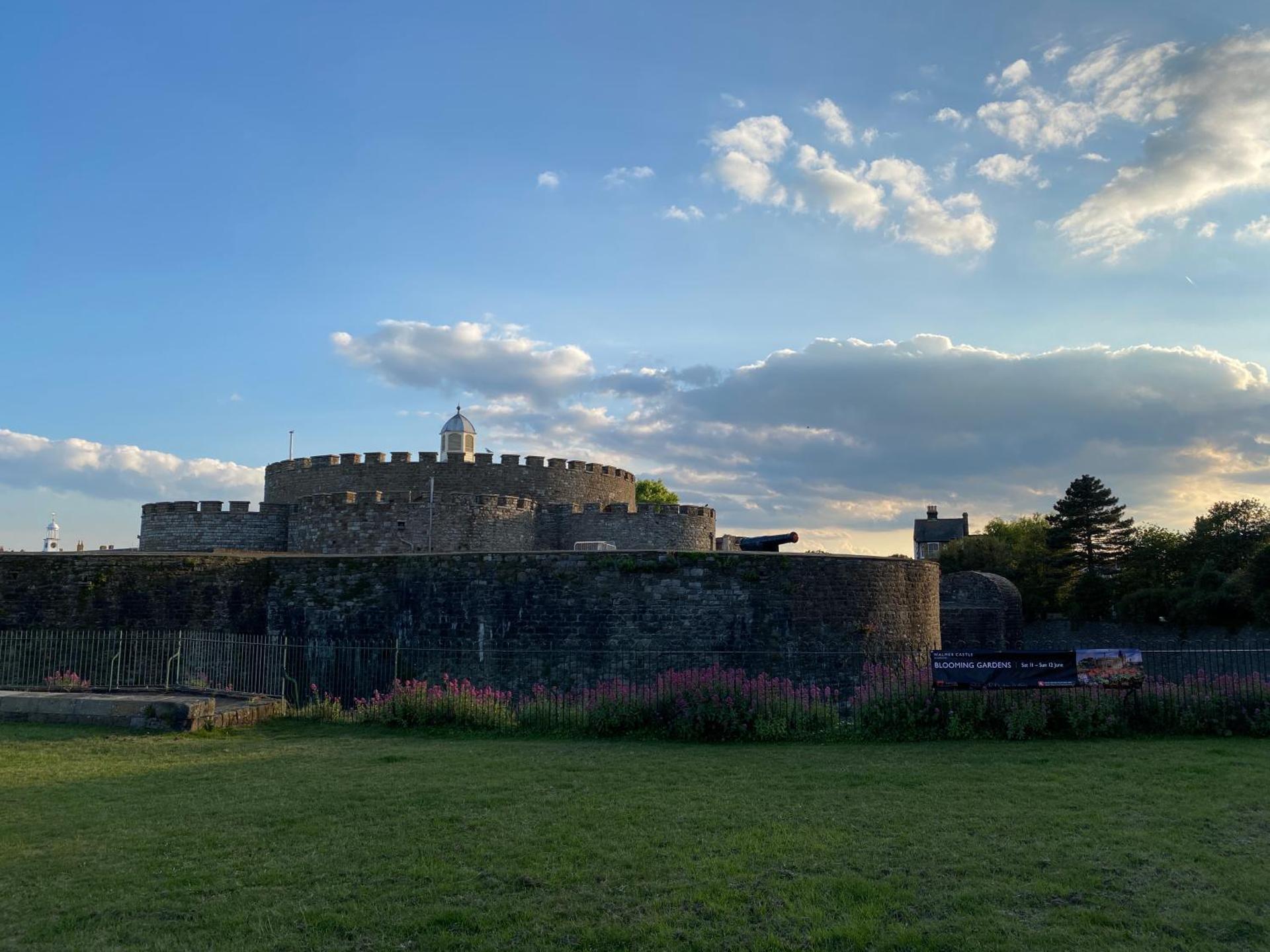 Sky Lounge - Beachfront top floor apartment with stunning veiws