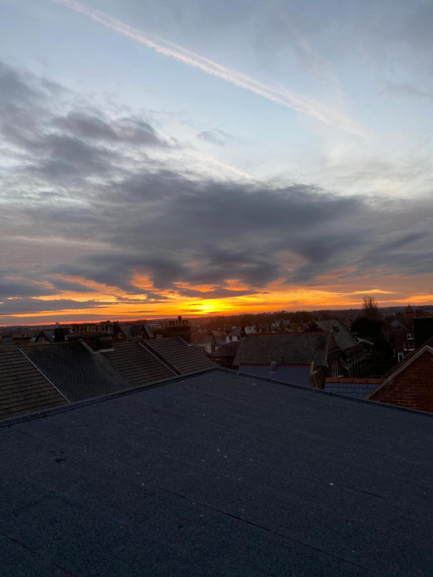 Sky Lounge - Beachfront top floor apartment with stunning veiws