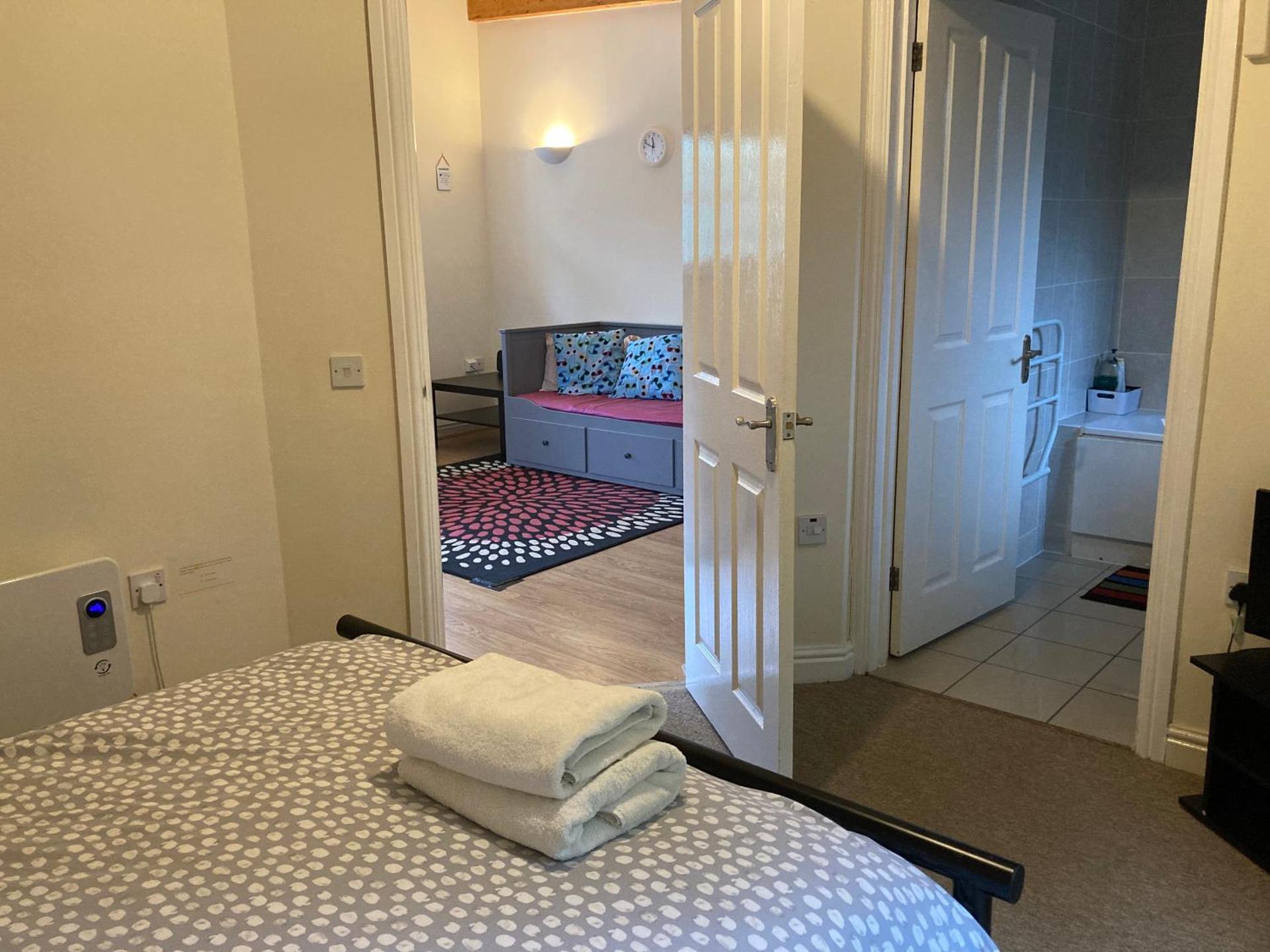 CV225AA 1 Bedroom-Near Rugby School-Ground Floor-WiFi-Self Check In