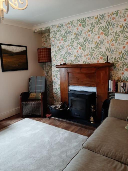 Selah Teifi spectacular river view with games room