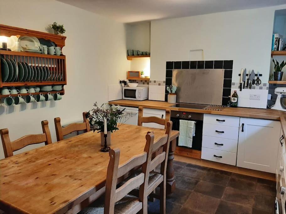 Selah Teifi spectacular river view with games room