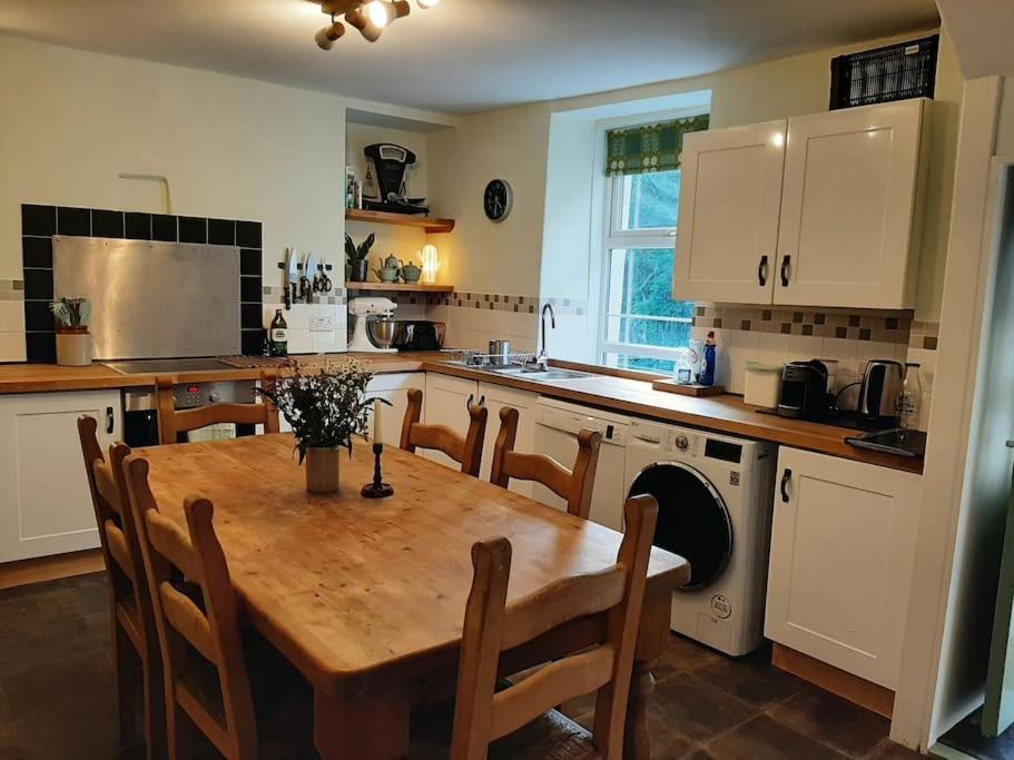 Selah Teifi spectacular river view with games room