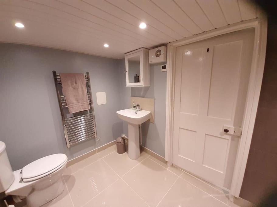 Selah Teifi spectacular river view with games room