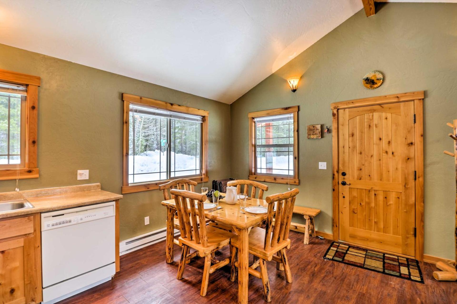 Hungry Horse Cabin 11 Mi to Glacier National Park