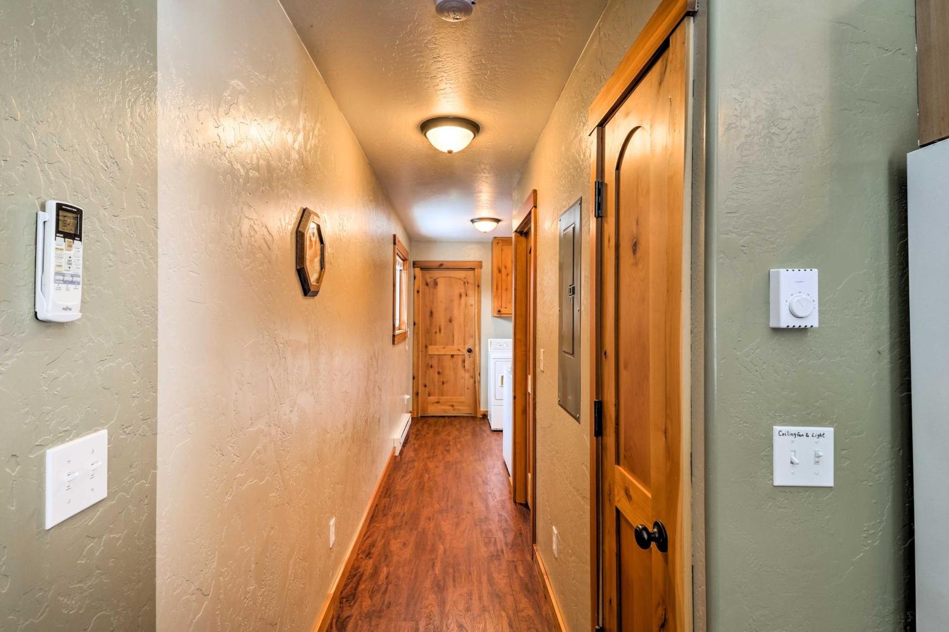 Hungry Horse Cabin 11 Mi to Glacier National Park