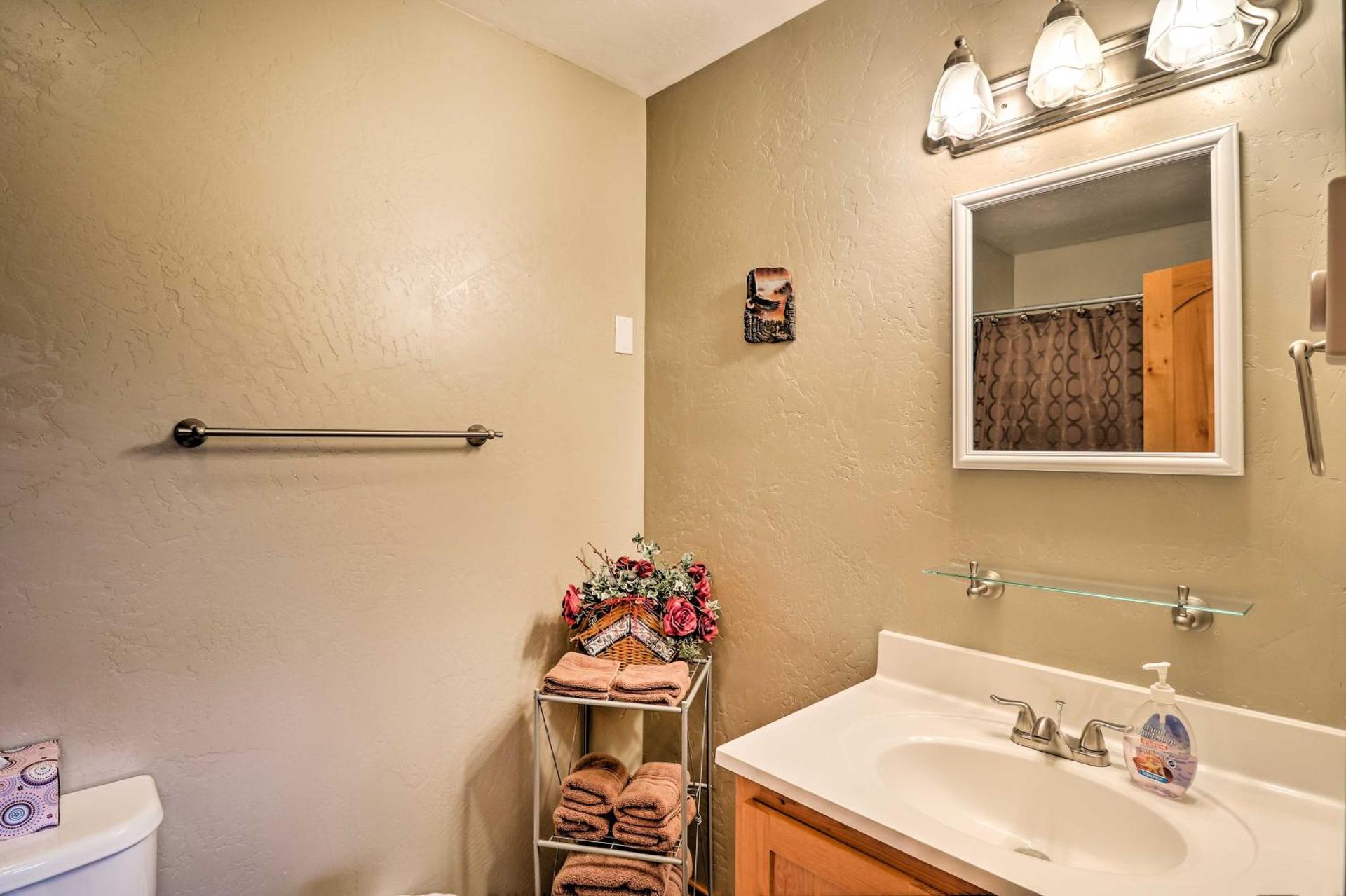 Hungry Horse Cabin 11 Mi to Glacier National Park