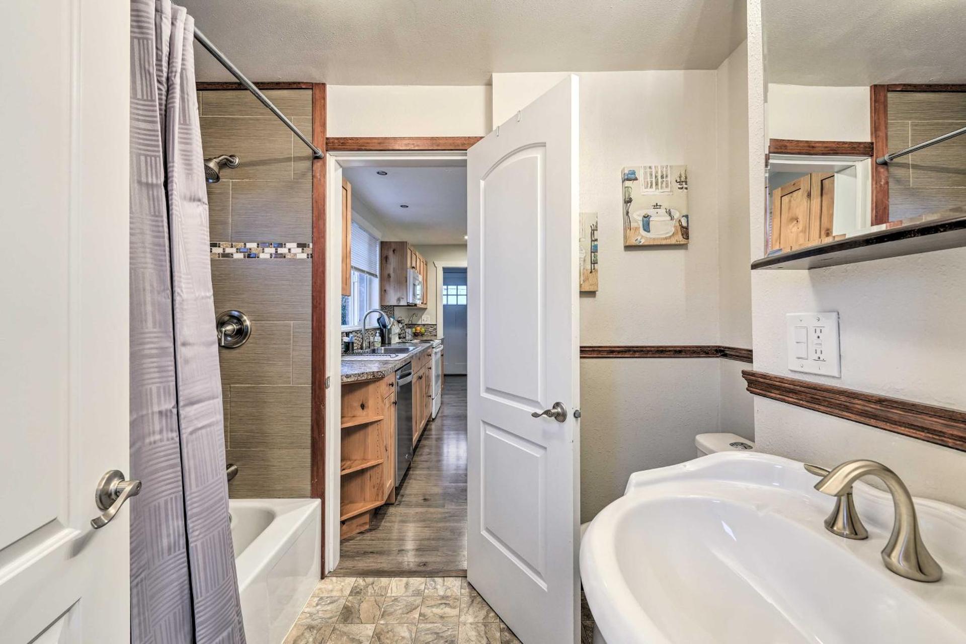 Port Angeles Retreat - 1 Mi to Downtown!