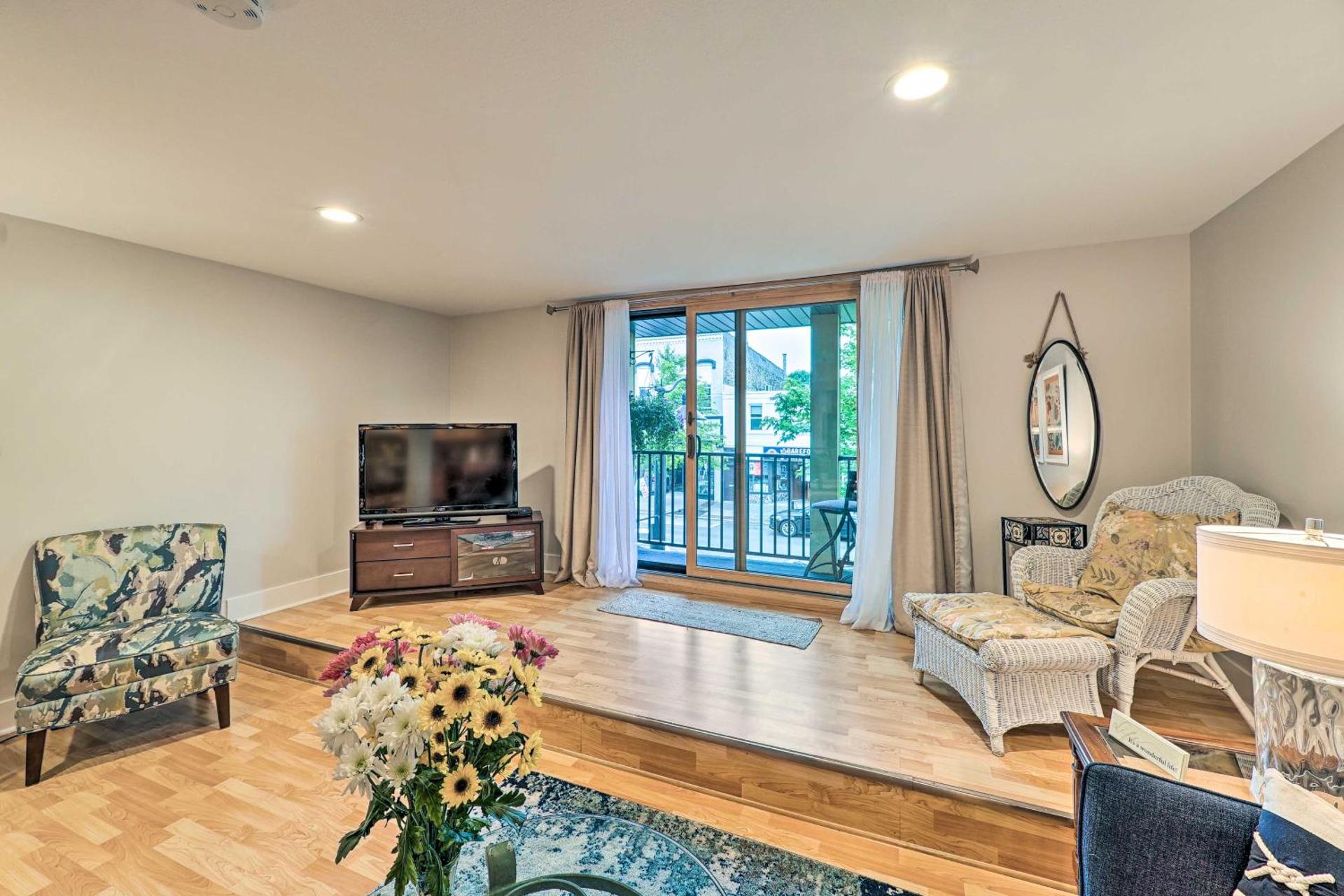 Downtown Grand Haven Apt Less Than 1 Mi to Lake Michigan