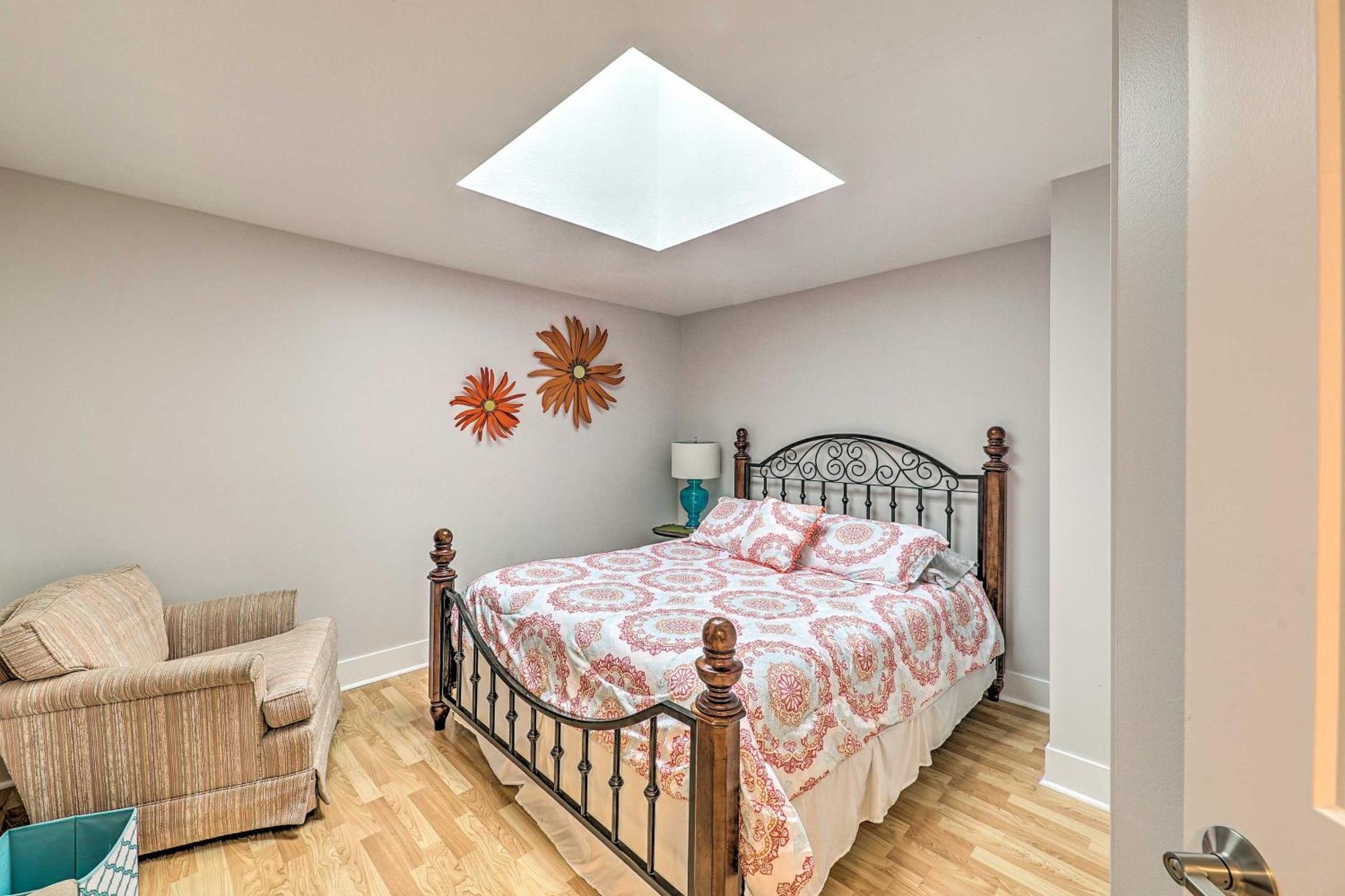 Downtown Grand Haven Apt Less Than 1 Mi to Lake Michigan