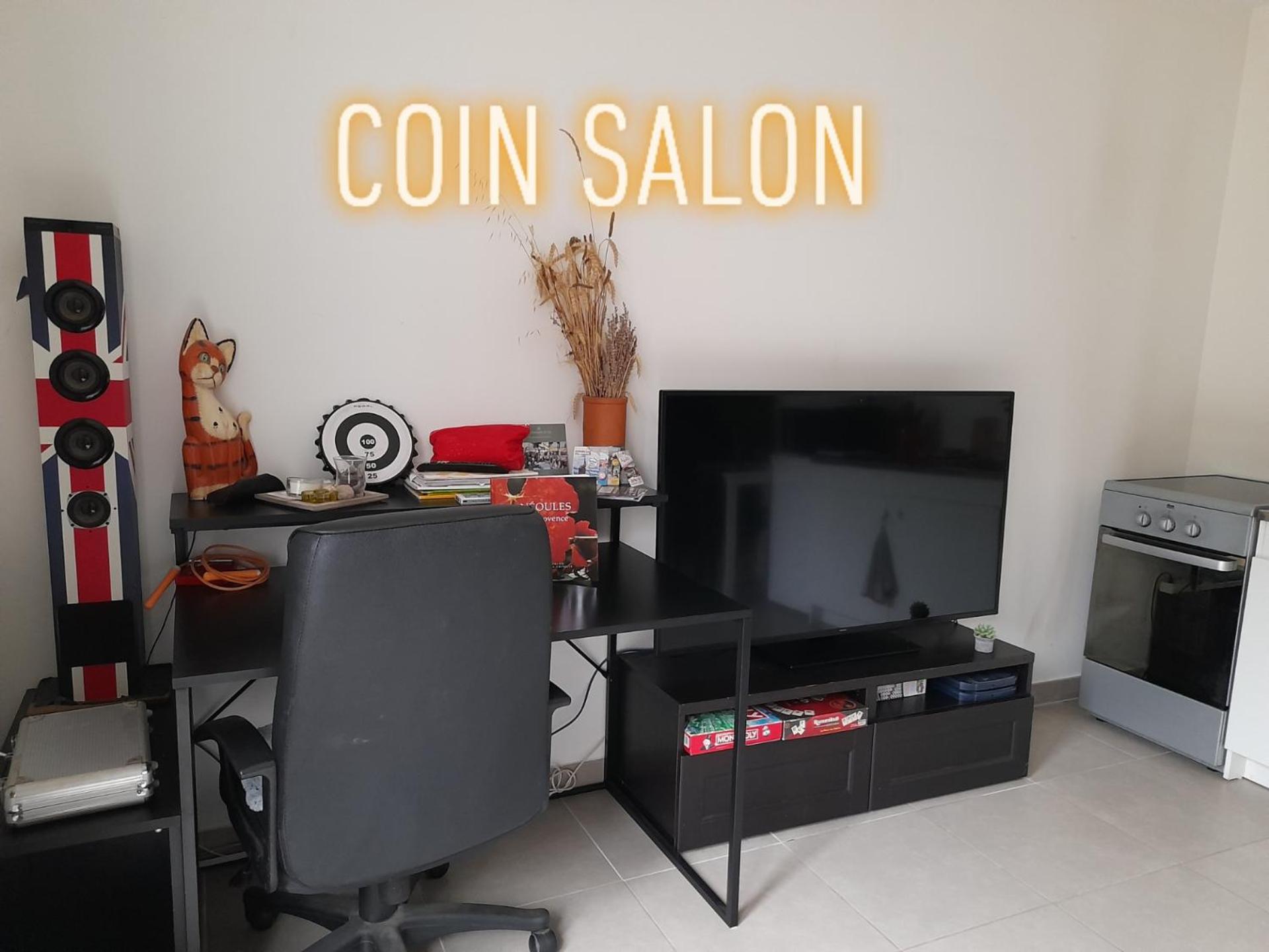 Communal lounge/ TV room