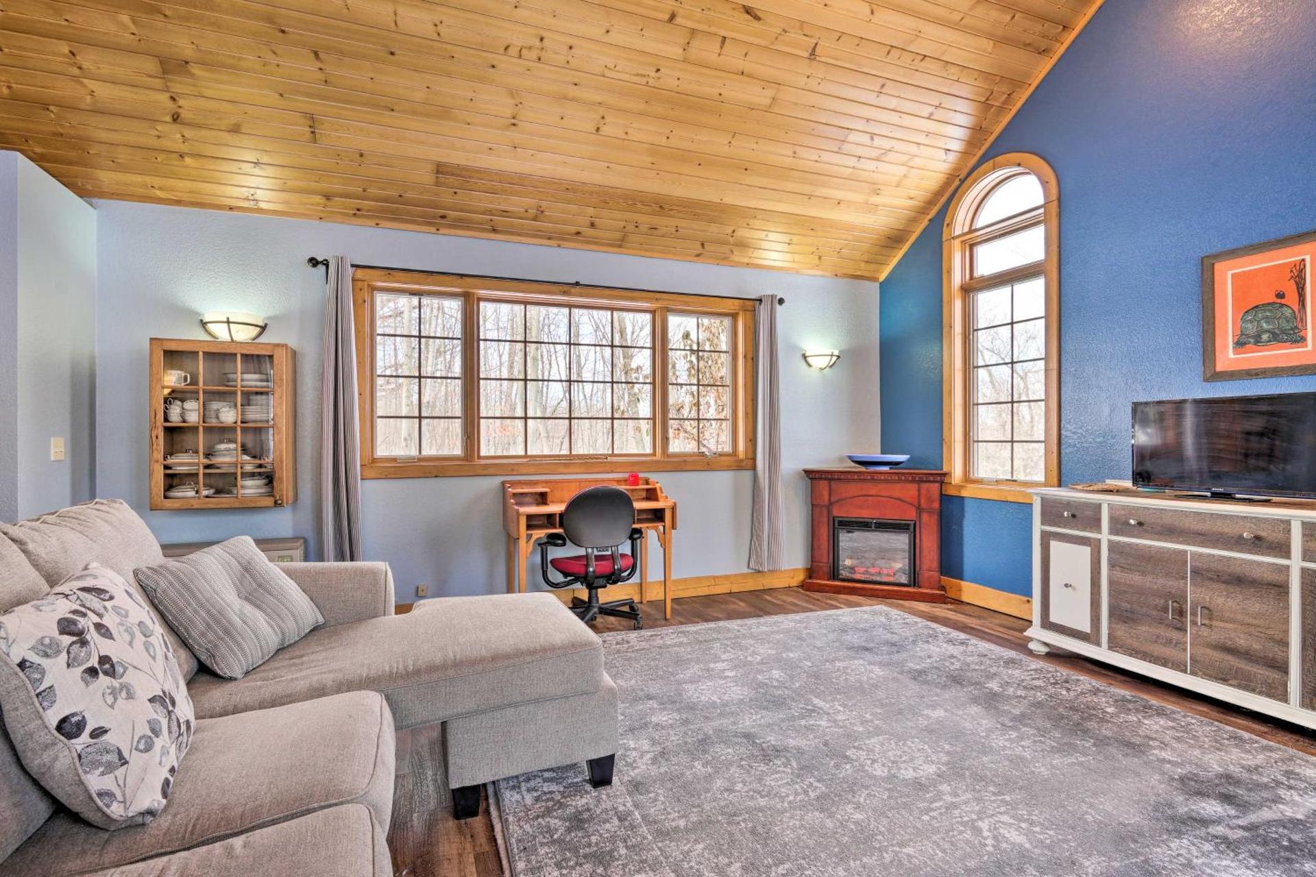 Secluded Ellsworth Apartment - Hiking Nearby!