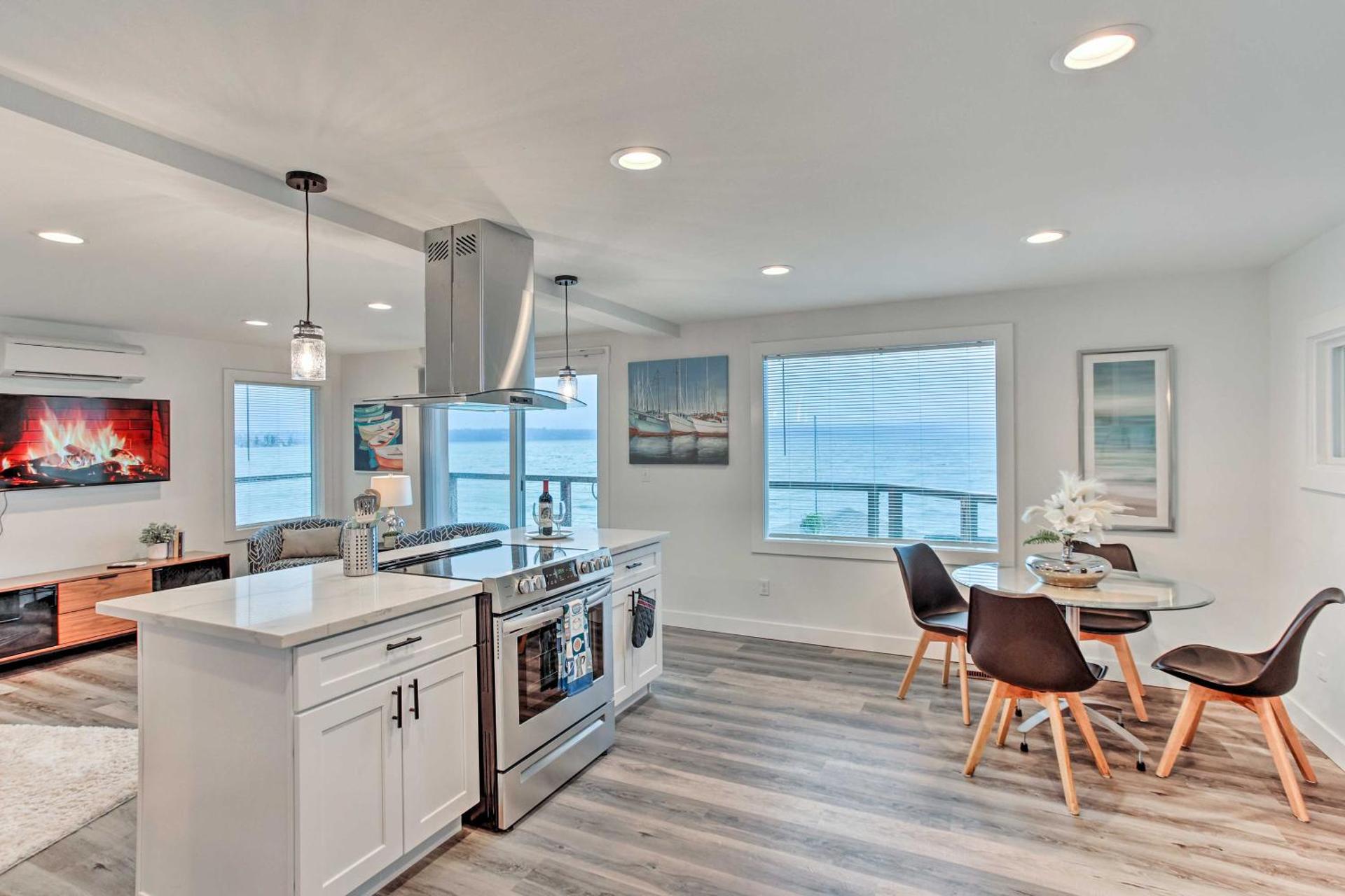 Tacoma Dash Point Beach Cabin with Balcony!