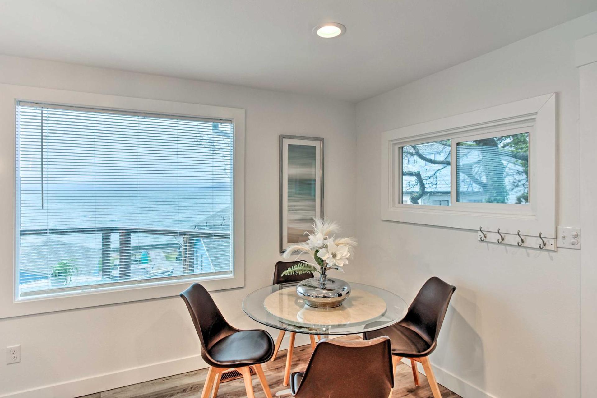 Tacoma Dash Point Beach Cabin with Balcony!