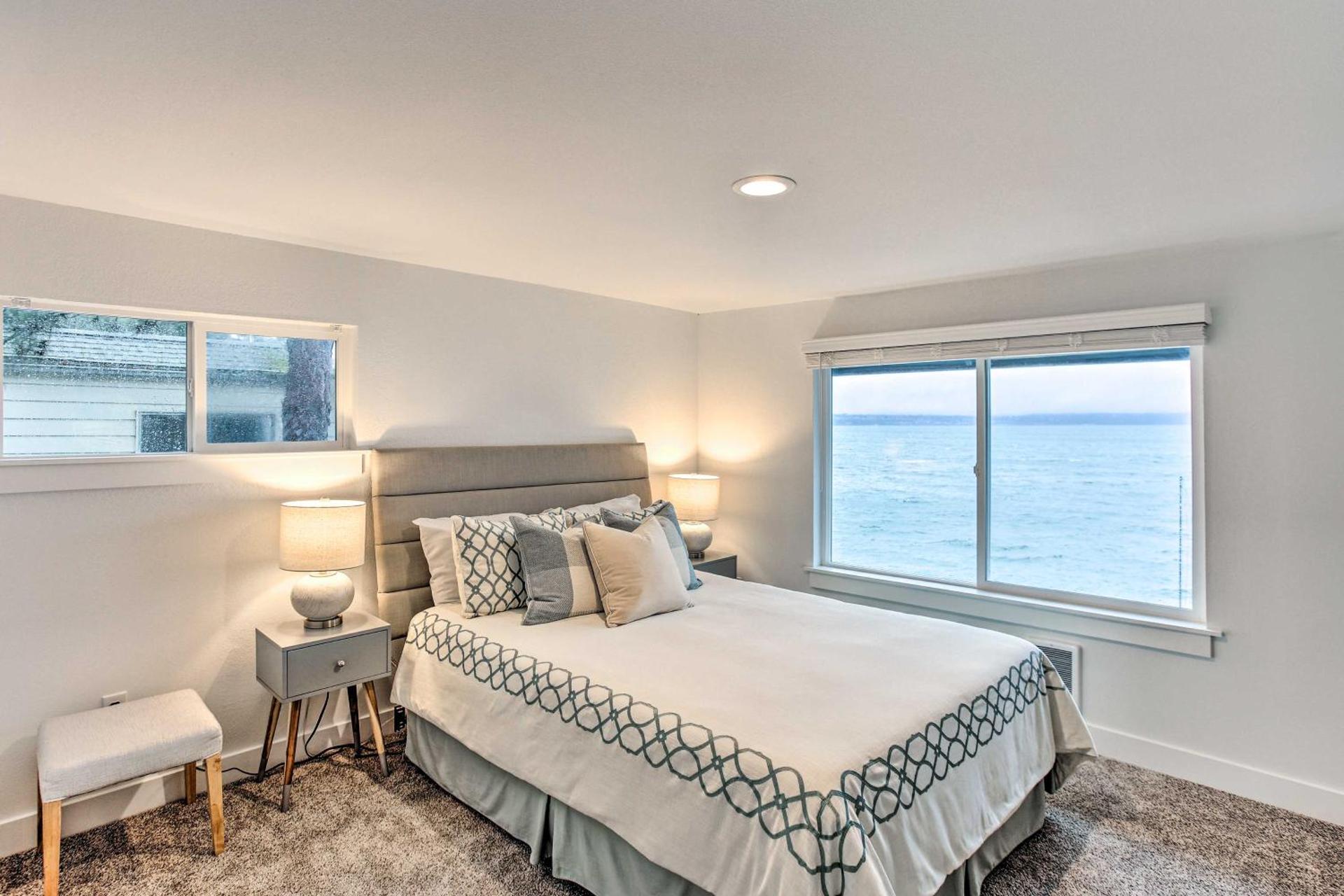 Tacoma Dash Point Beach Cabin with Balcony!