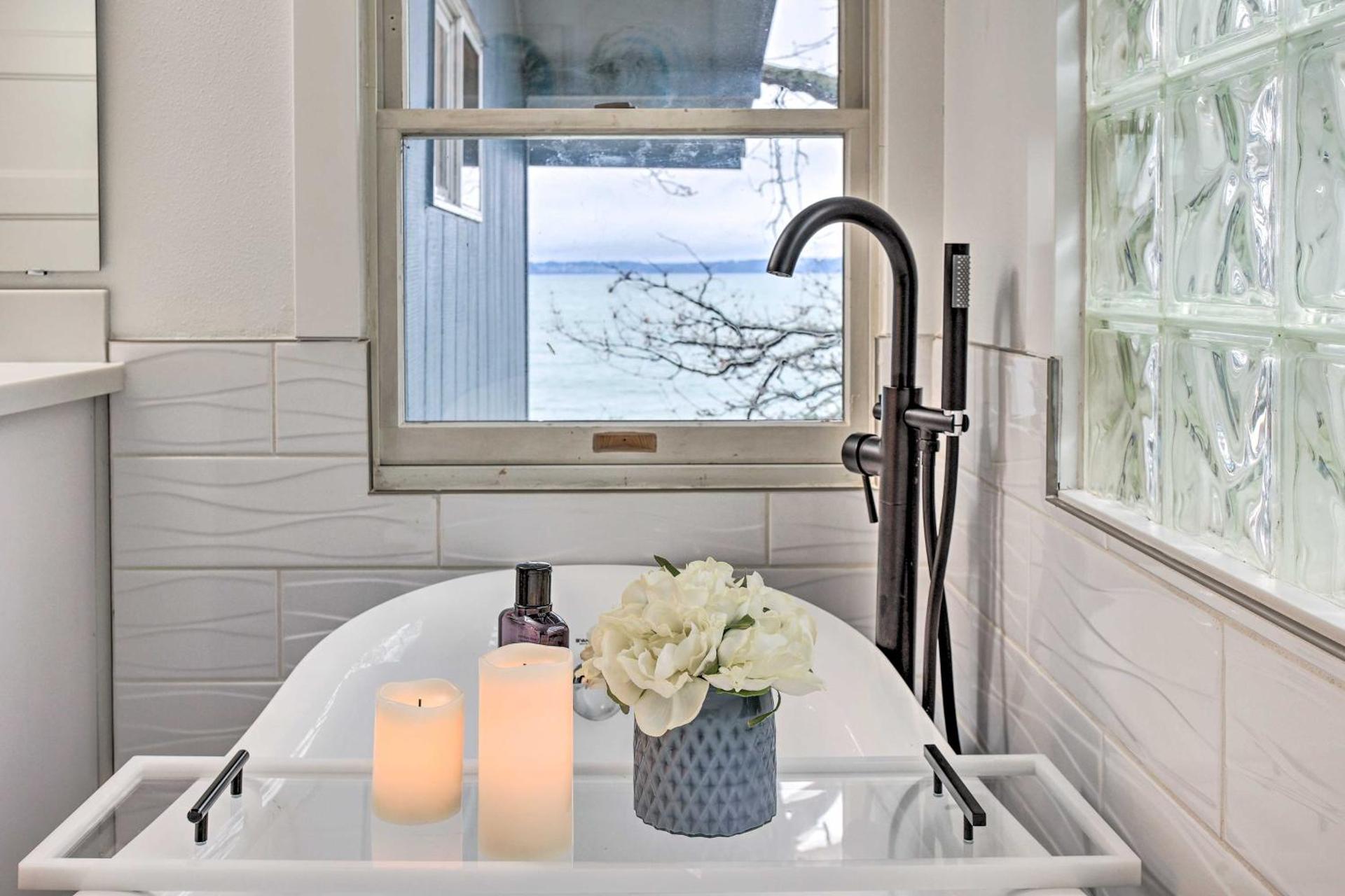 Tacoma Dash Point Beach Cabin with Balcony!