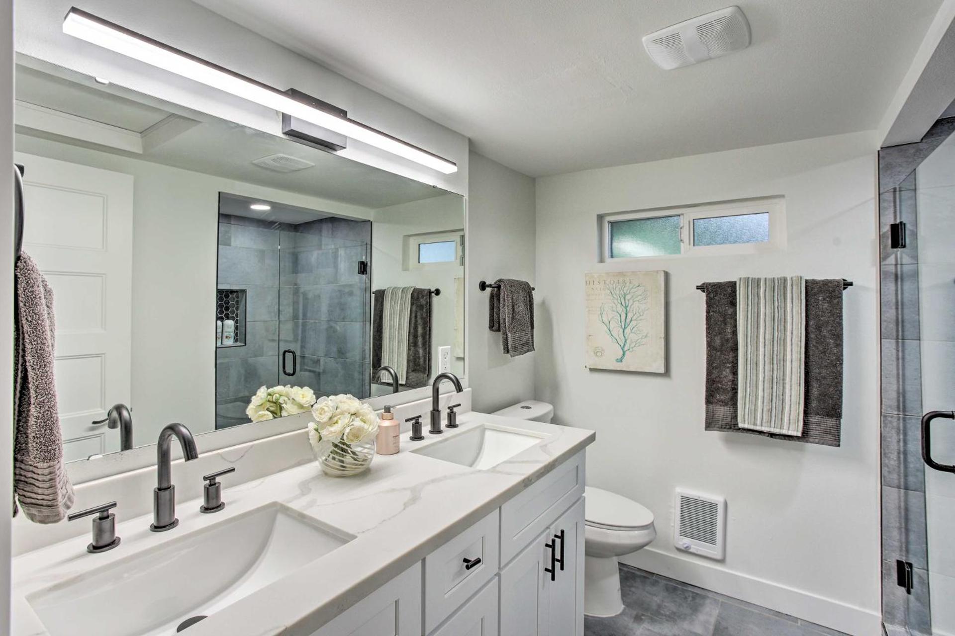 Tacoma Dash Point Beach Cabin with Balcony!