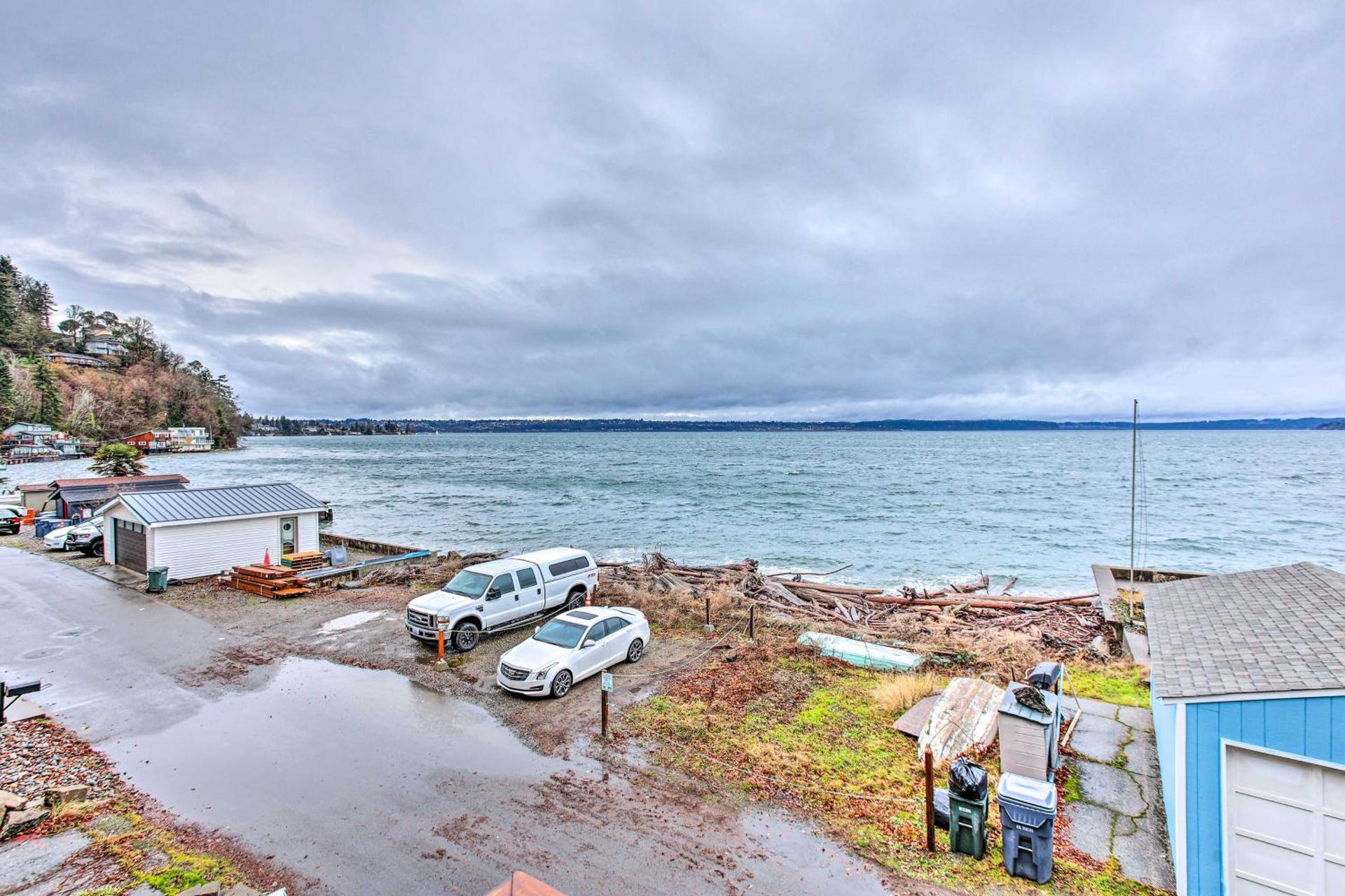 Tacoma Dash Point Beach Cabin with Balcony!