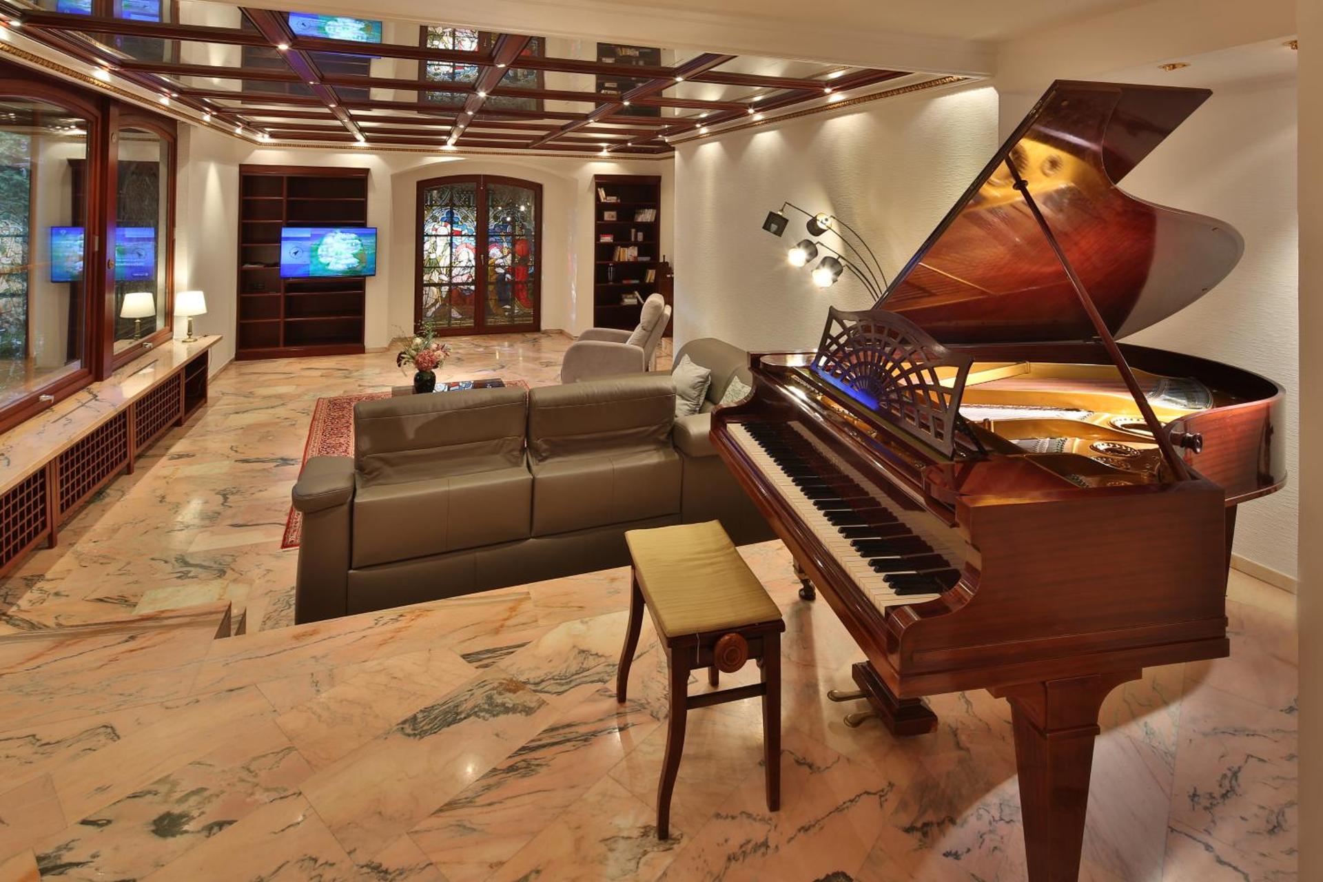 Communal lounge/ TV room