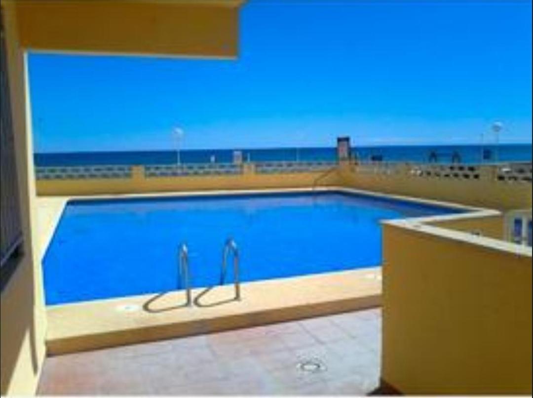 Acogedor apartamento con vistas al mar.