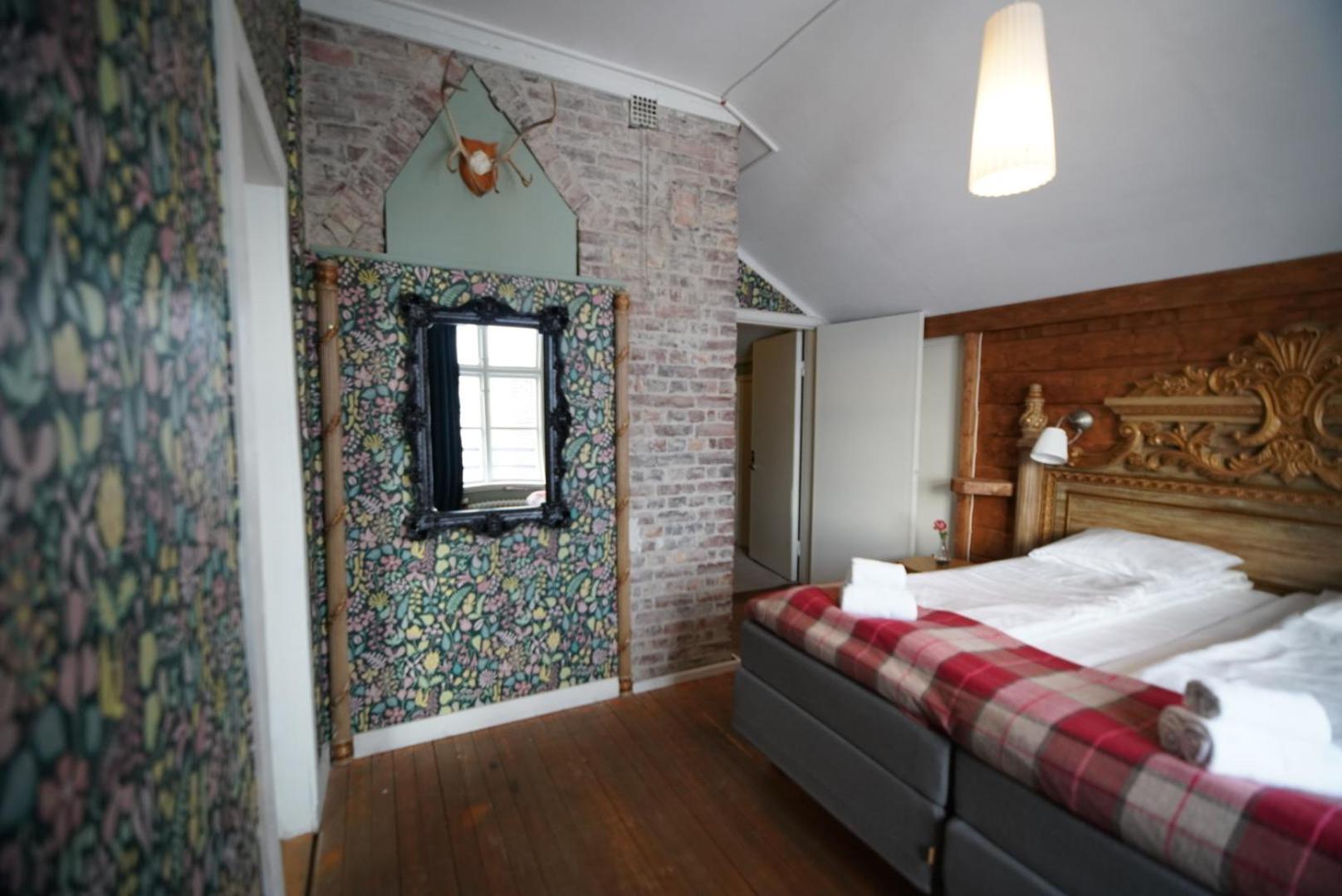 Le Ski Lodge & Steakhouse