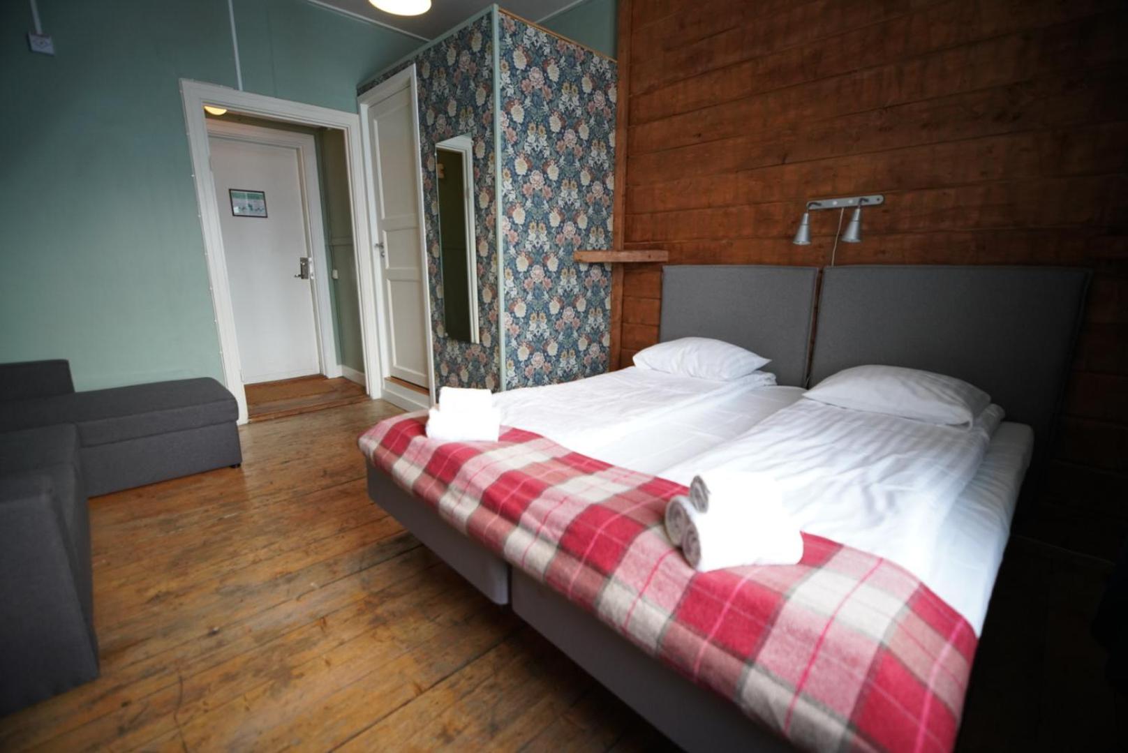 Le Ski Lodge & Steakhouse