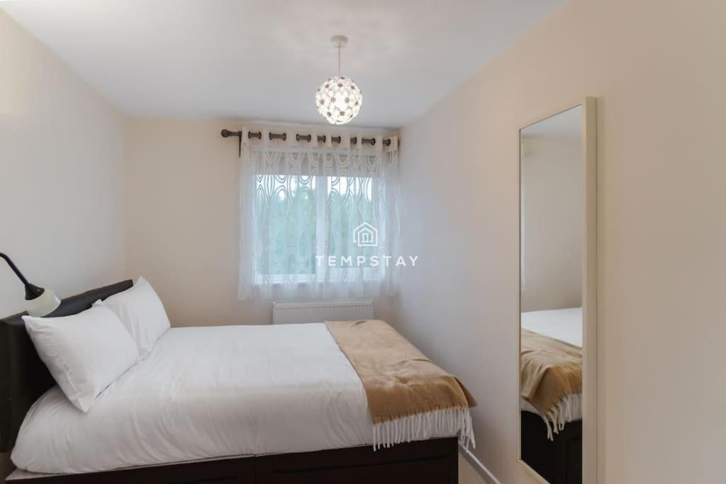 Spacious 5 bed Sunninghill with driveway parking