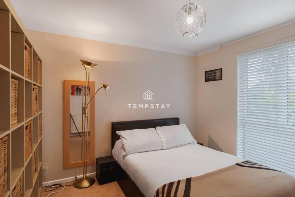 Spacious 5 bed Sunninghill with driveway parking