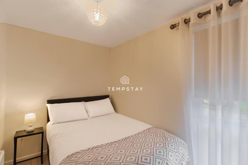 Spacious 5 bed Sunninghill with driveway parking