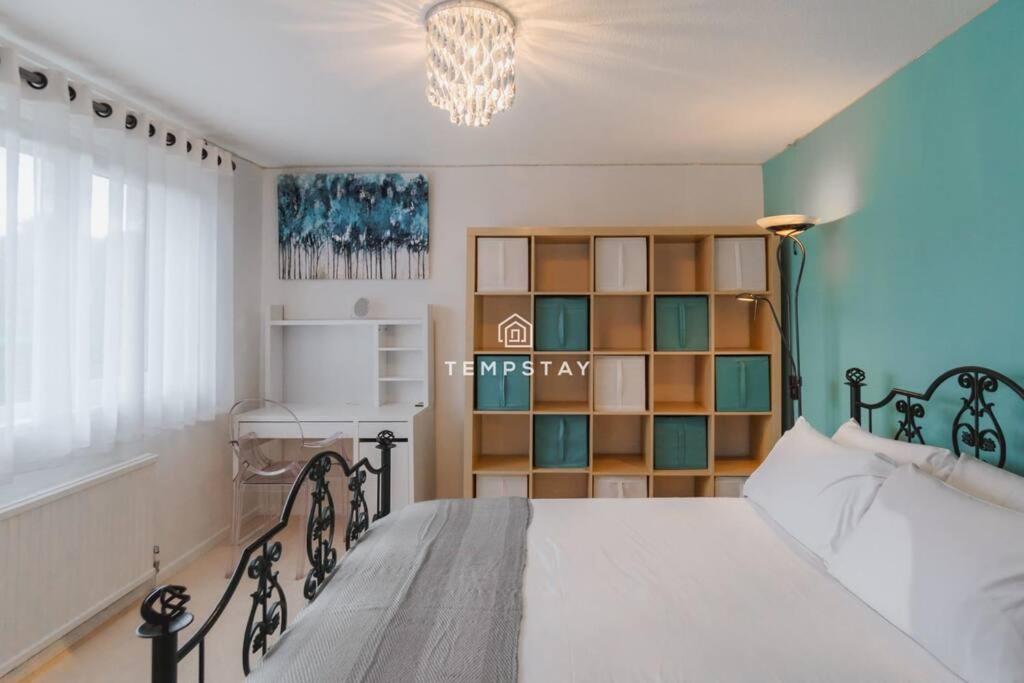 Spacious 5 bed Sunninghill with driveway parking