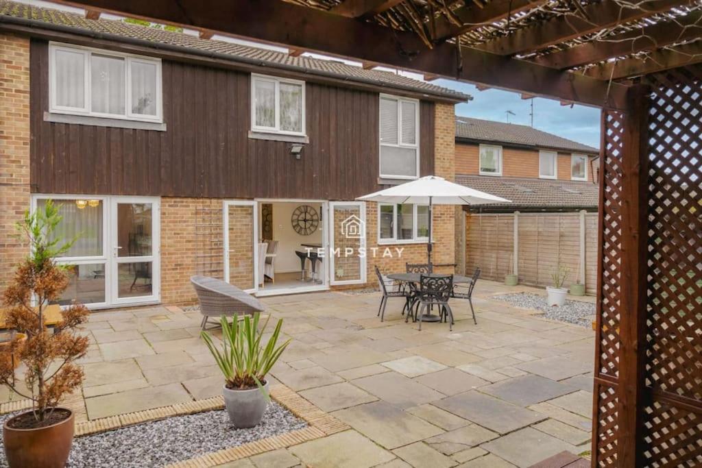 Spacious 5 bed Sunninghill with driveway parking