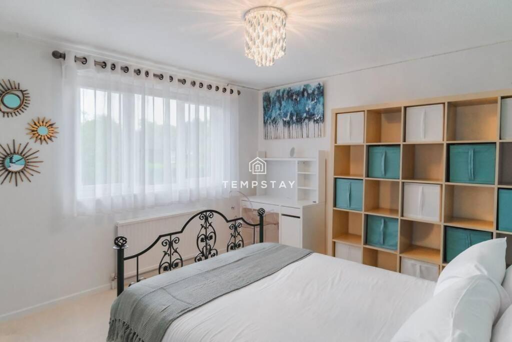 Spacious 5 bed Sunninghill with driveway parking