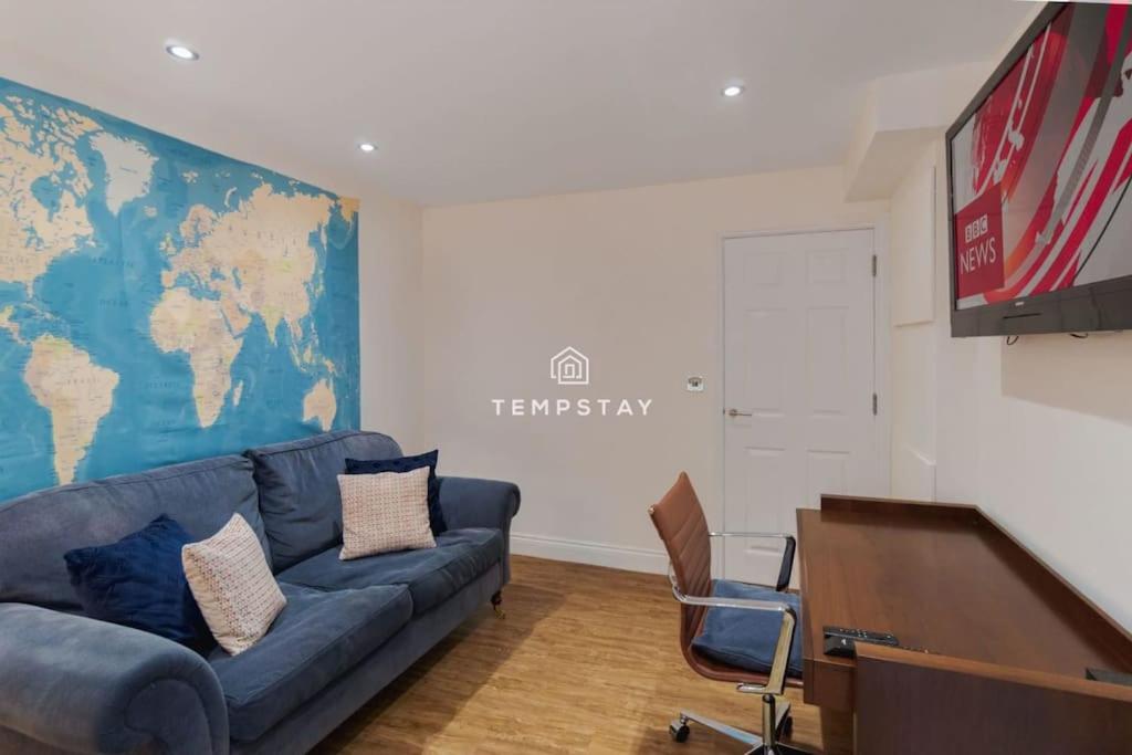 Spacious 5 bed Sunninghill with driveway parking