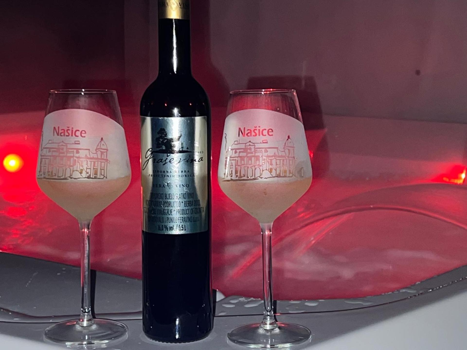 La Luna Rustic Deluxe Apartment with Pool & Jacuzzi, Bikes and Covered Parking