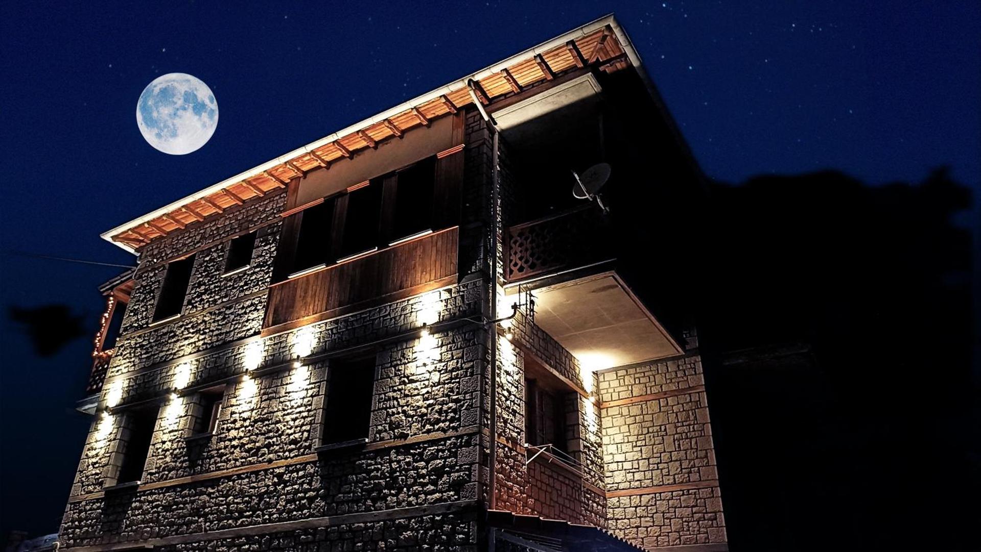 La Petri Studios with Fireplace & View