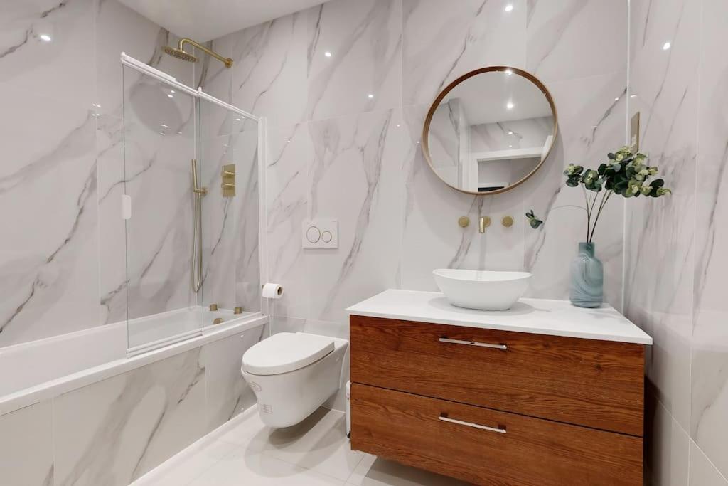 Stylish 2bed flat 10min to Wimbledon tennis courts