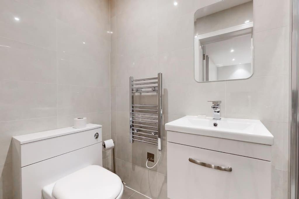 Stylish 2bed flat 10min to Wimbledon tennis courts