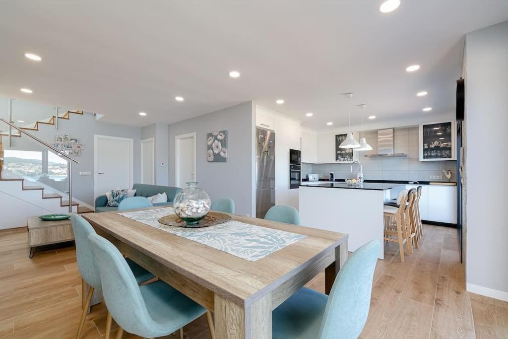 Casa nueva con piscina y vistas al mar