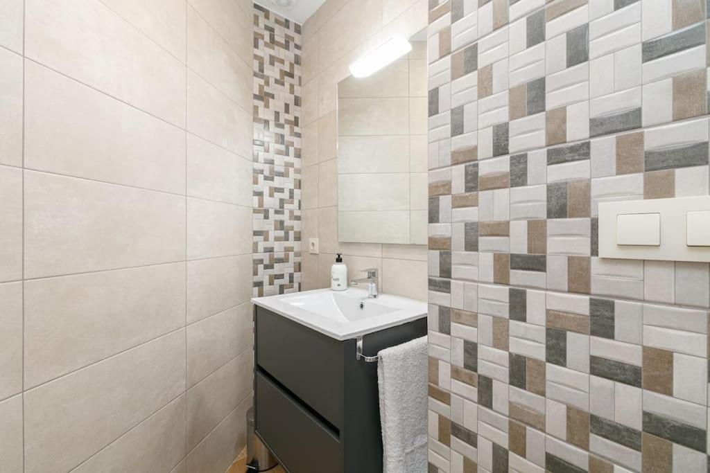 Casa nueva con piscina y vistas al mar