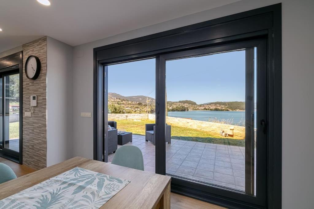 Casa nueva con piscina y vistas al mar