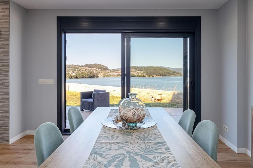 Casa nueva con piscina y vistas al mar