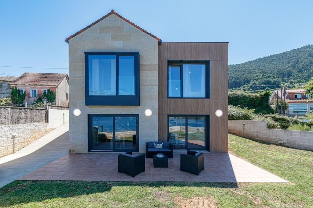 Casa nueva con piscina y vistas al mar