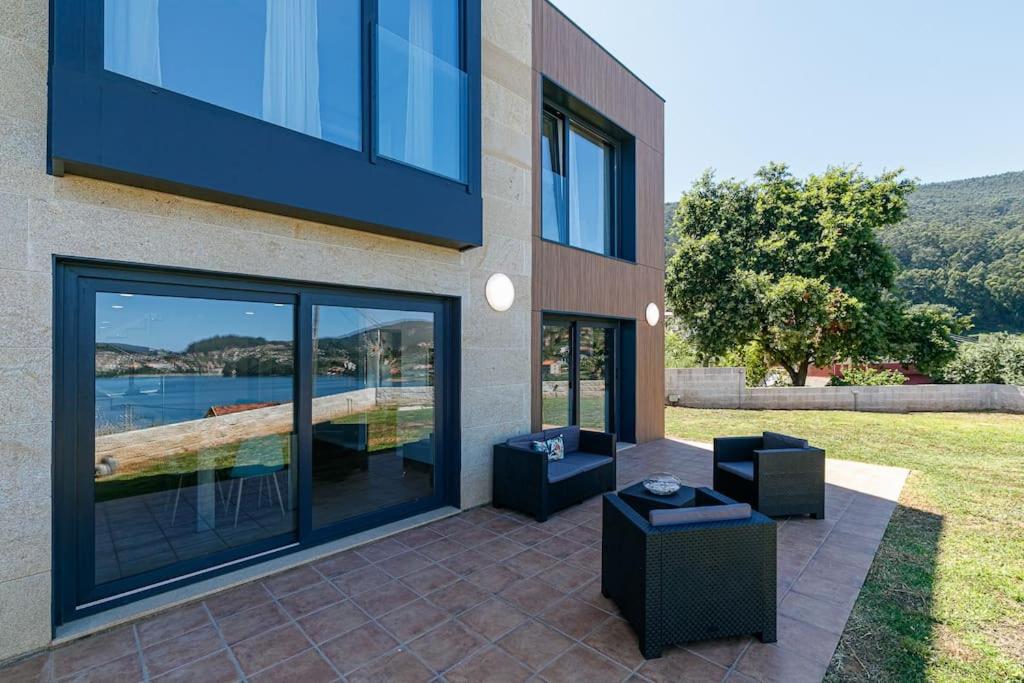 Casa nueva con piscina y vistas al mar