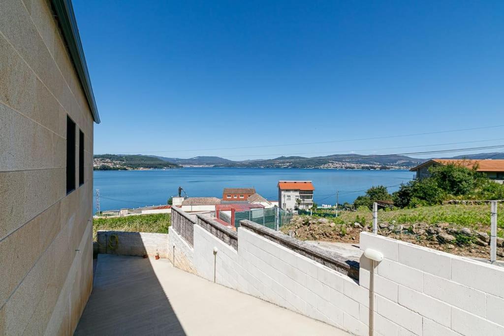 Casa nueva con piscina y vistas al mar