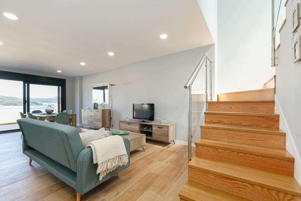 Casa nueva con piscina y vistas al mar