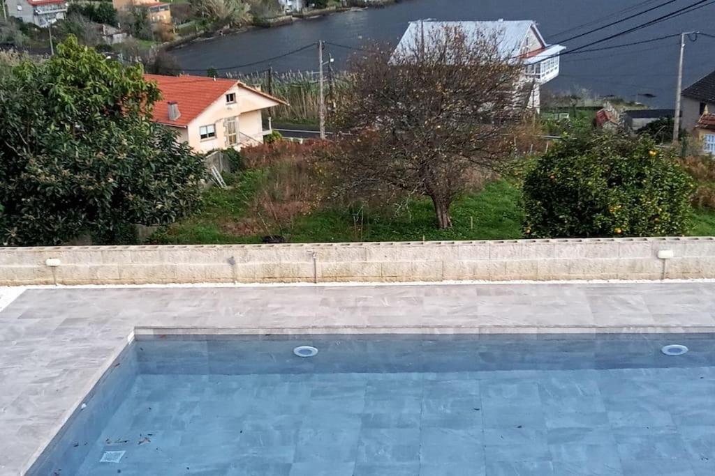 Casa nueva con piscina y vistas al mar