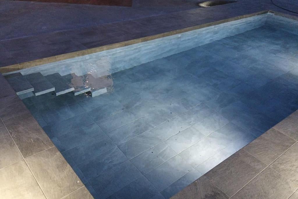 Casa nueva con piscina y vistas al mar