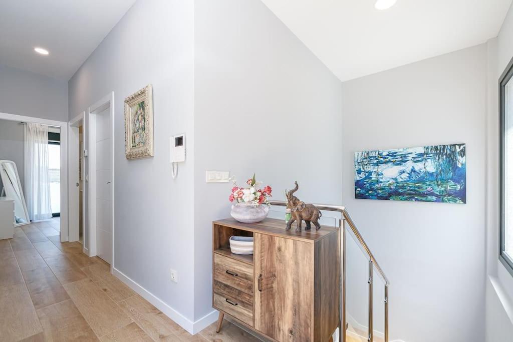 Casa nueva con piscina y vistas al mar